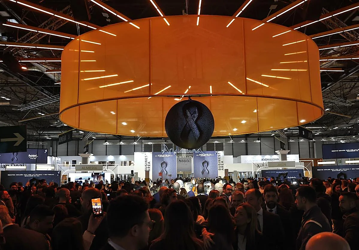 Así comienza Fitur: crespones negros y un minuto de silencio