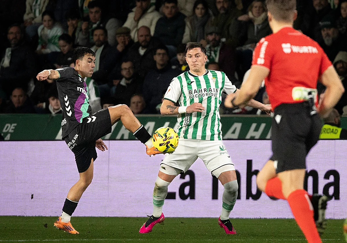 El Málaga, sin problemas pese a acabar en Córdoba con cuatro futbolistas del filial