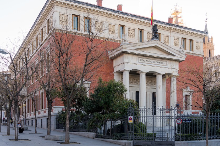 El combate entre la RAE, Pérez-Reverte y el Cervantes visibiliza un problema linguístico: todos quieren mandar en el español