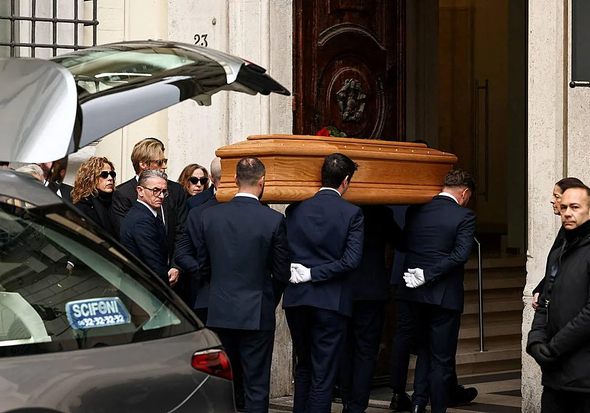 Largas colas en la capilla ardiente de Valentino en Roma: «Con una tela creaba un mundo»