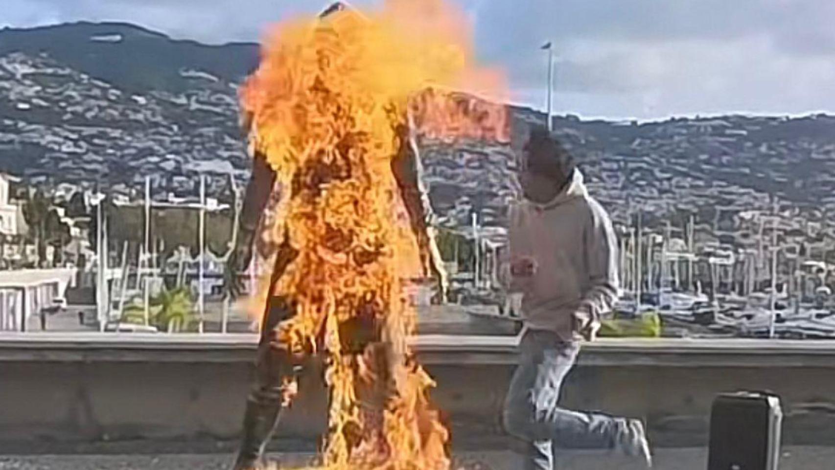 Un tiktoker portugués prende fuego a la estatua de Cristiano Ronaldo en la entrada de su museo de Madeira