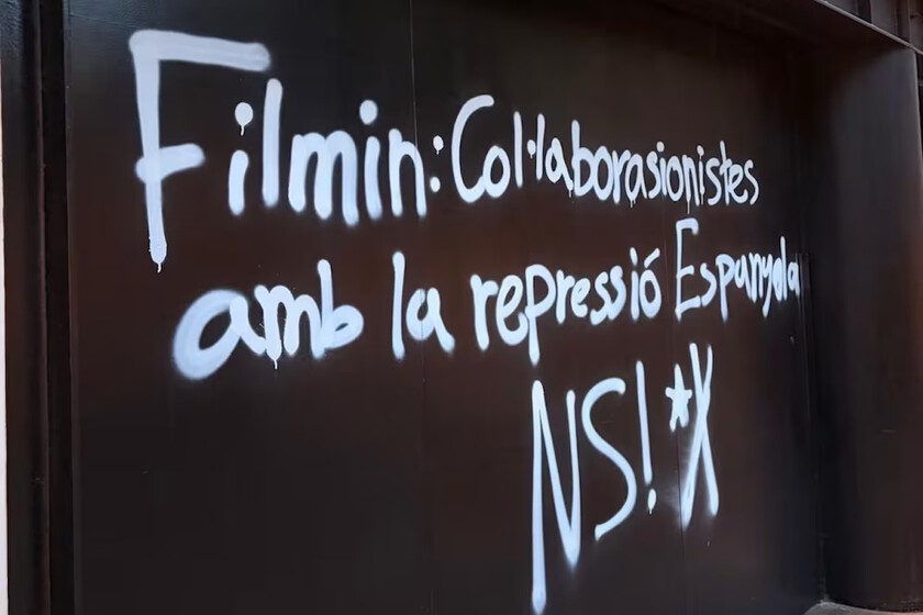 Filmin ha estrenado un documental sobre los antidisturbios del procés. Y ahora tiene pintadas amenazantes en su sede