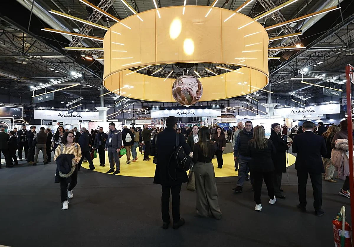 Fitur enmudece ante los accidentes ferroviarios en una primera jornada que avanzan buenas expectativas para el 2026