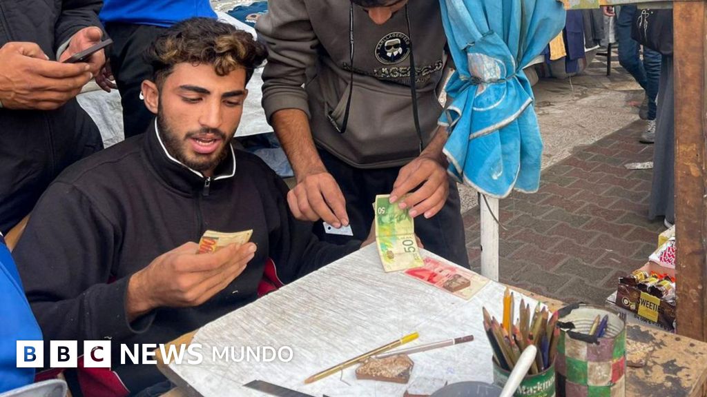 El estudiante que repara billetes en Gaza, donde no entra dinero desde hace más de 2 años