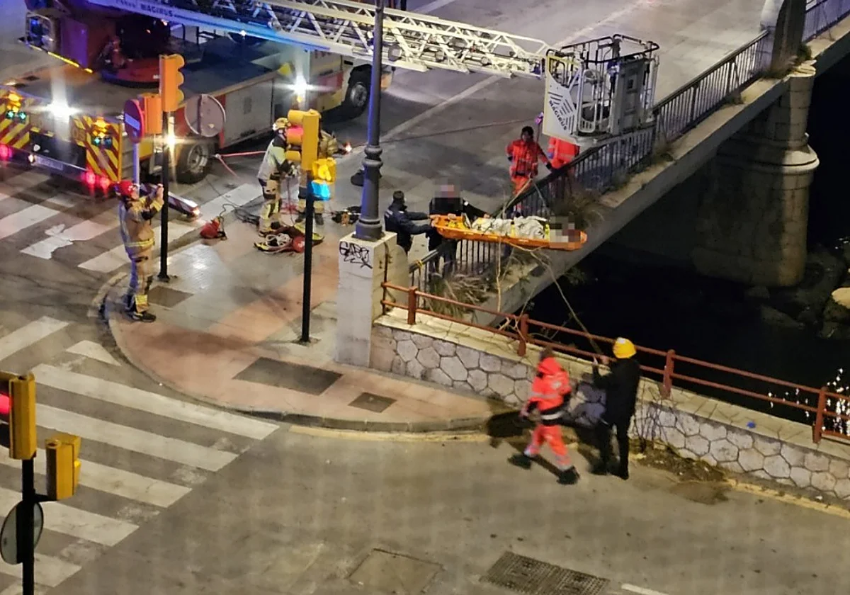 Un hombre ingresa crítico con el cráneo hundido tras apuñalar a otro bajo el puente del Carmen de Málaga capital