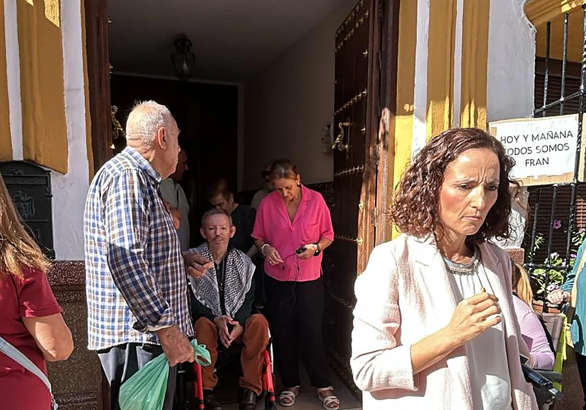 Vecinos de Alameda se comprometen ante notario a poner 40.000 euros para evitar el desahucio de Fran