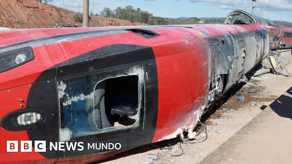 "Necesito que paren el tráfico en las vías urgentemente": los audios de las llamadas entre los trenes y el centro de mando segundos después del accidente que dejó 43 muertos en España