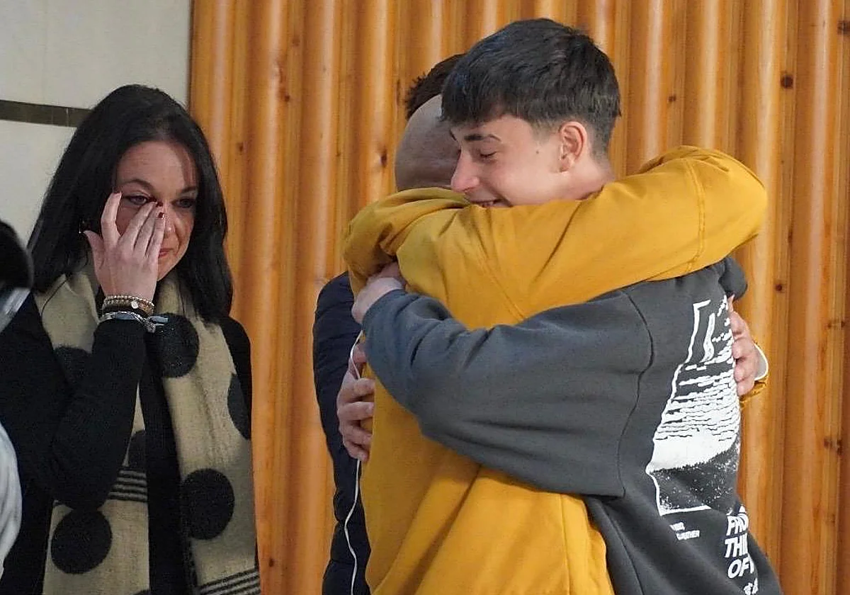 El encuentro de Carmelo con los dos menores que rescataron a su hijo en Adamuz: «Habéis caído del cielo para salvarlo»