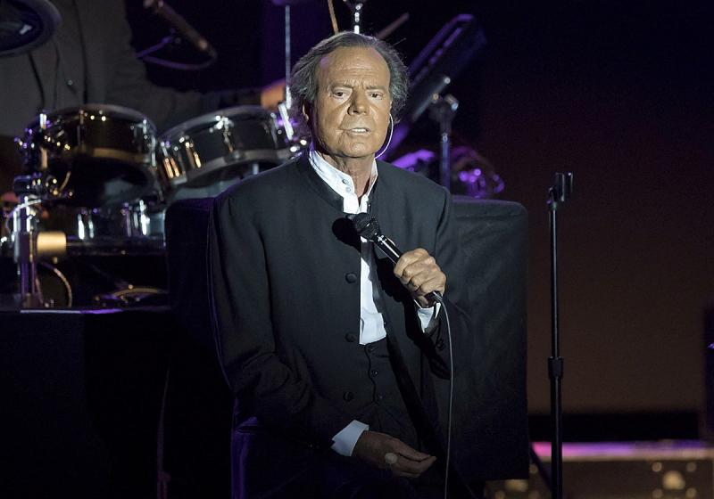 Julio Iglesias publica los mensajes de sus exempleadas para demostrar la «falsedad» de la denuncia