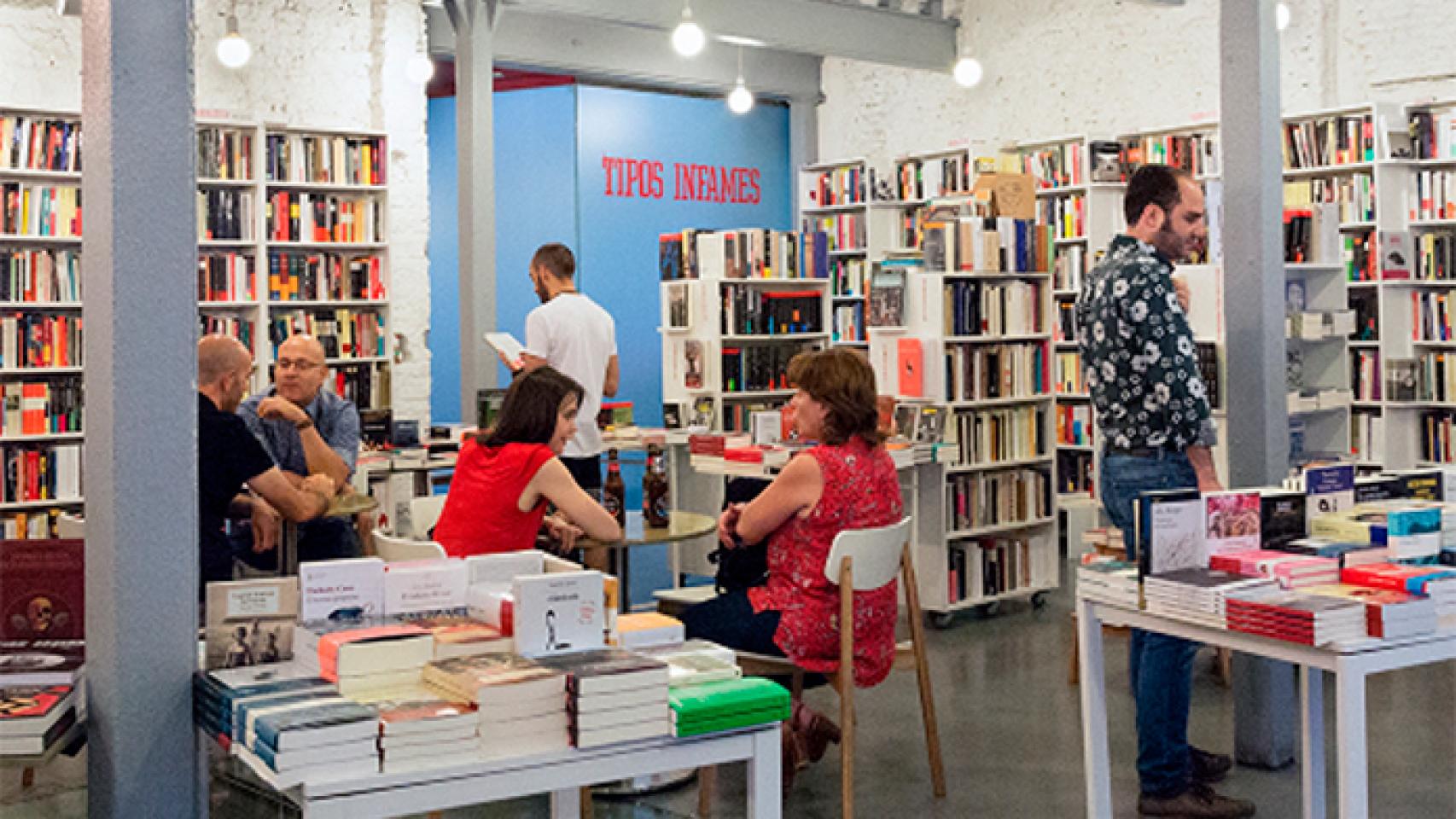 La librería Tipos Infames, situada en Malasaña, cierra tras 15 años: “La gentrificación nos ha podido”