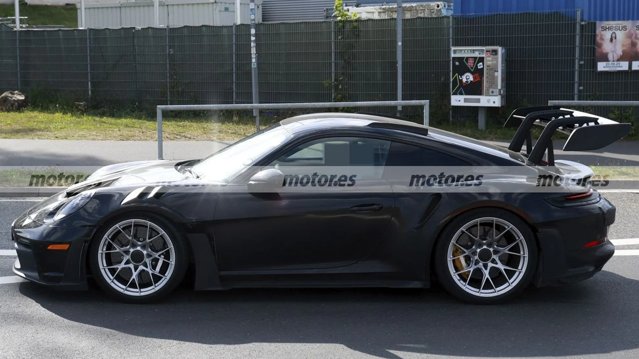 Porsche ya prueba el 911 GT3 RS Facelift en hielo y deja claro que será aún más radical