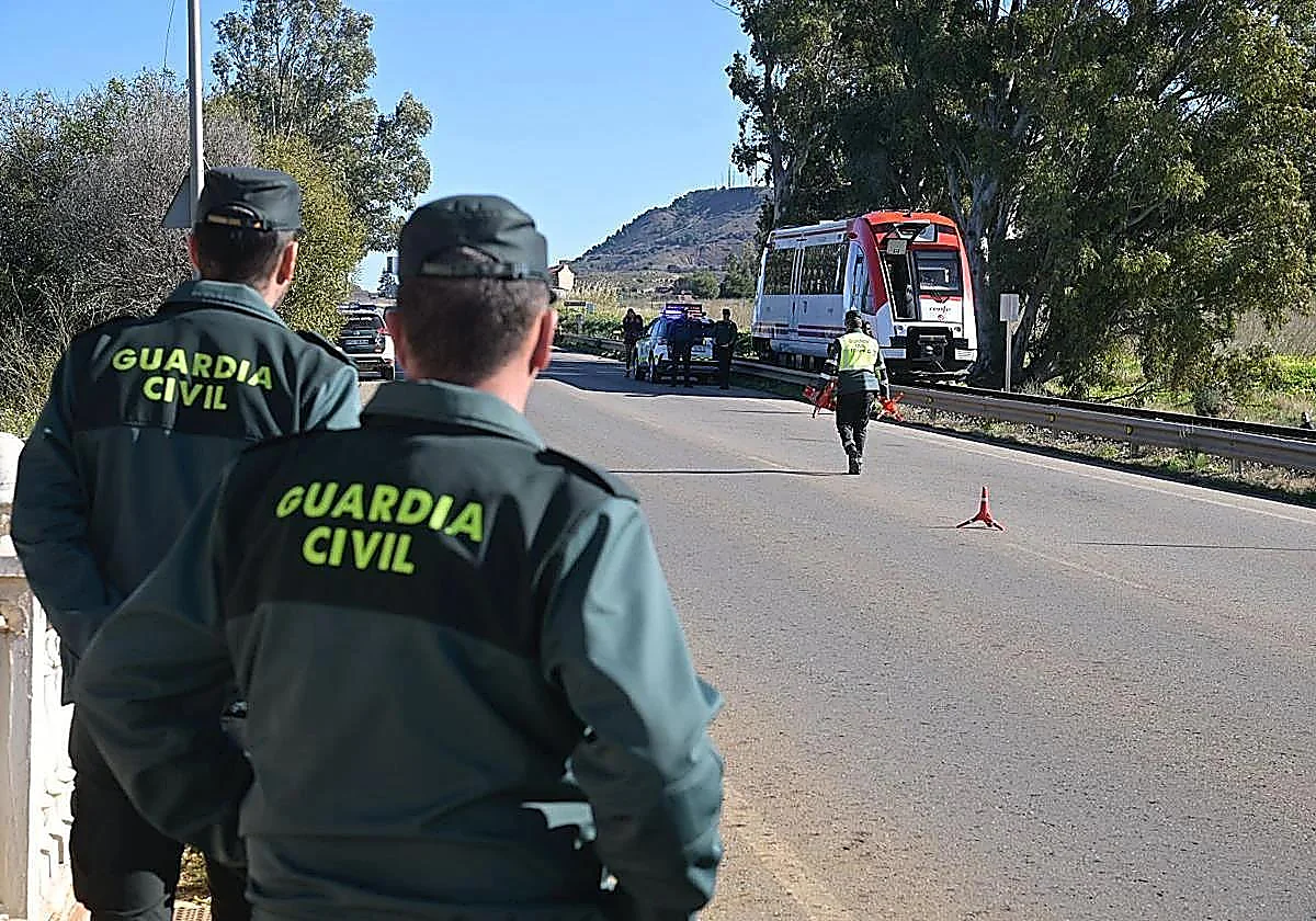 Tres heridos leves por el choque de un tren de pasajeros contra una grúa en Cartagena