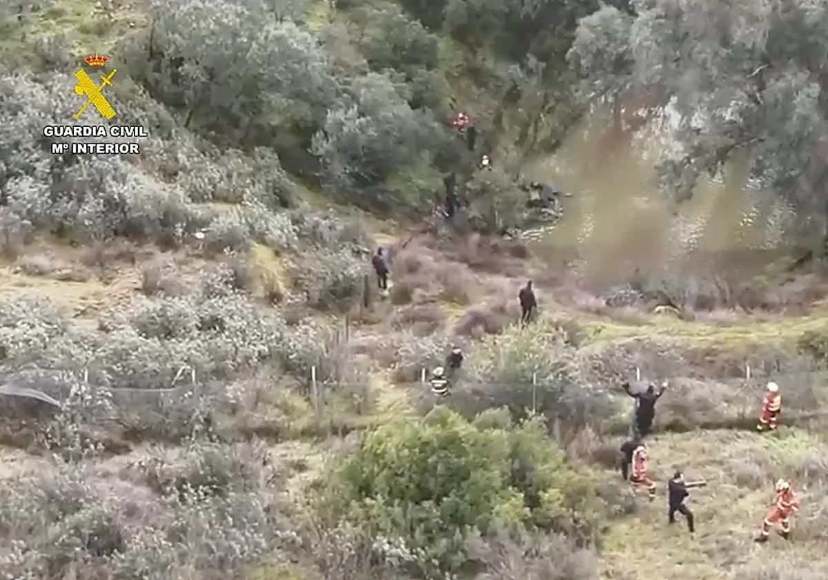 La Guardia Civil moviliza a la UCO y amplía al monte la búsqueda de restos del accidente ferroviario