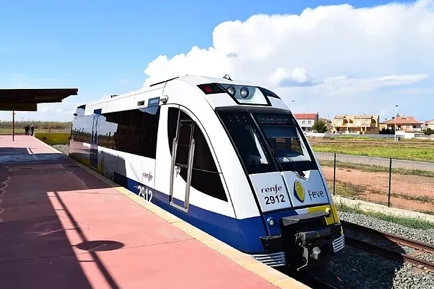 Tres heridos leves al chocar un tren contra una grúa en Cartagena