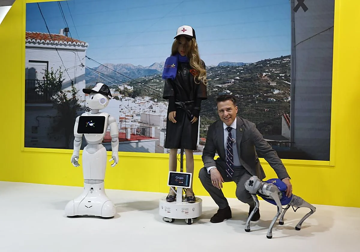 Torrox activa su apuesta tecnológica con robots humanoides que atienden al visitante