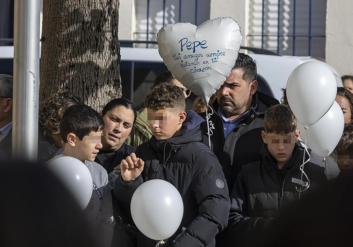 Globos blancos para despedir a la familia Zamorano Álvarez, de la que solo sobrevivió la pequeña Cristina