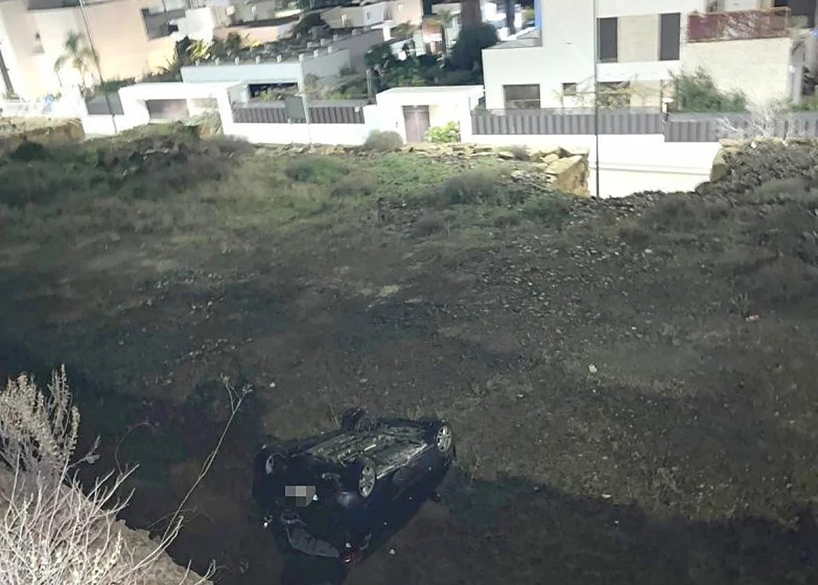 Aparatoso accidente en el Limonar: cinco jóvenes heridos al caer su coche por un desnivel