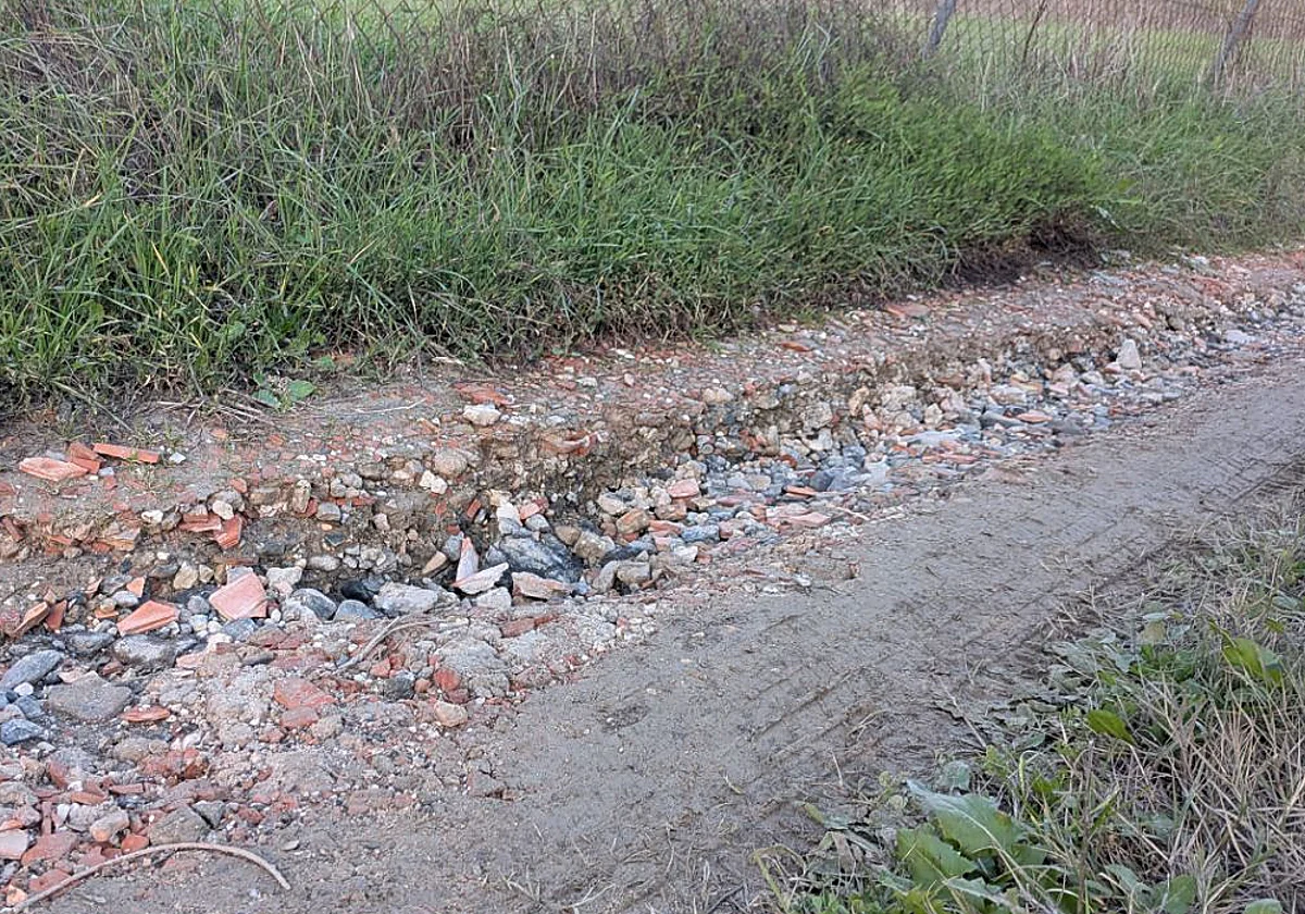 Vecinos de Fahala, en Cártama, alertan del riesgo en sus accesos: «Si metes la rueda ahí, puedes reventarla»