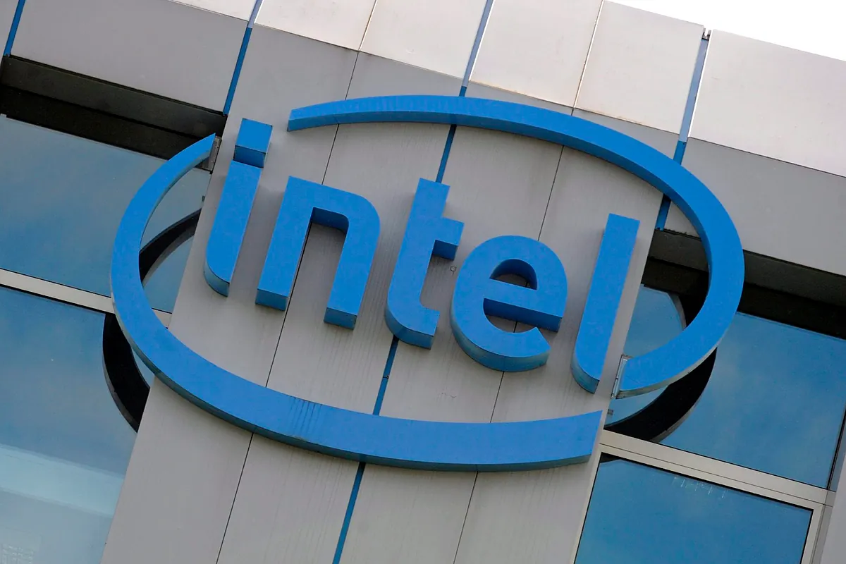 Intel reduce sus números rojos en un 98% en 2025