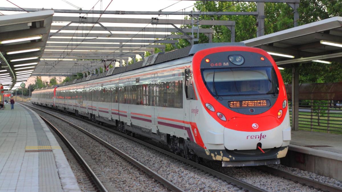 Un tren de cercanías choca contra un desprendimiento a la salida de un túnel en Asturias