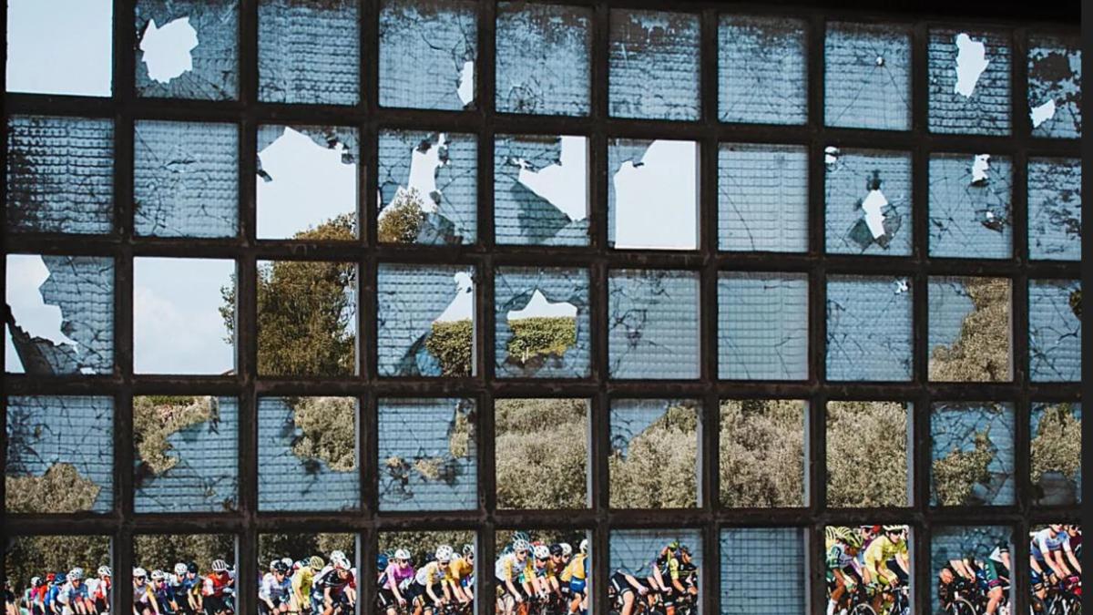 El ciclismo, a través de una ventana rota: Aritz Arambarri conquista los World Sports Photography Awards