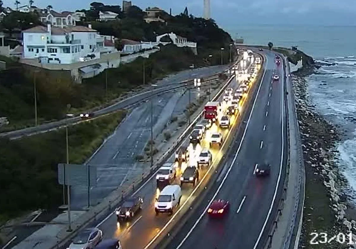 Varios alcances y un camión averiado complican el tráfico en vías clave de la provincia en el inicio de este viernes