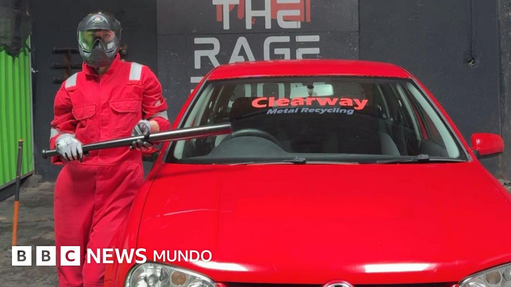 Las "salas de la furia" donde cada vez más mujeres se desahogan destrozando cosas