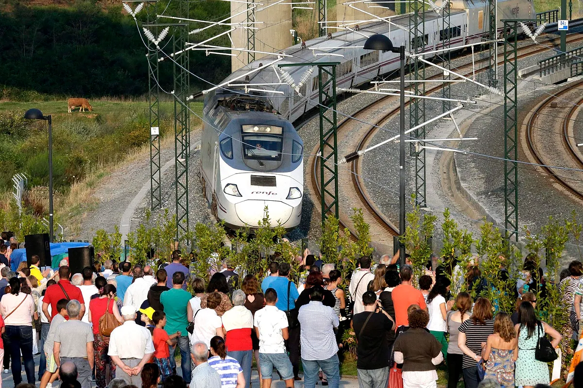 Absuelven al ex alto cargo de Adif por el accidente de Angrois y condenan al maquinista