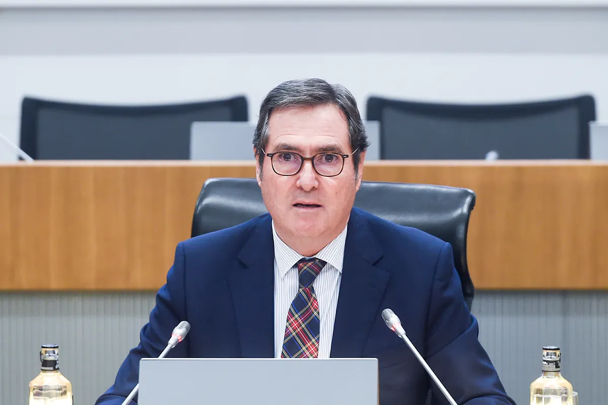 CEOE sugiere que las empresas dejen de pagar las cotizaciones durante las bajas si no se frenan