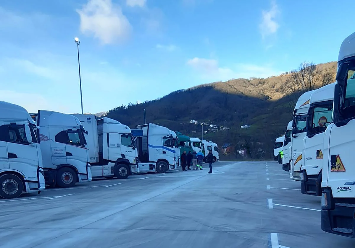Camioneros atrapados en León: «Nos tienen las carreteras cortadas sin una gota de nieve»