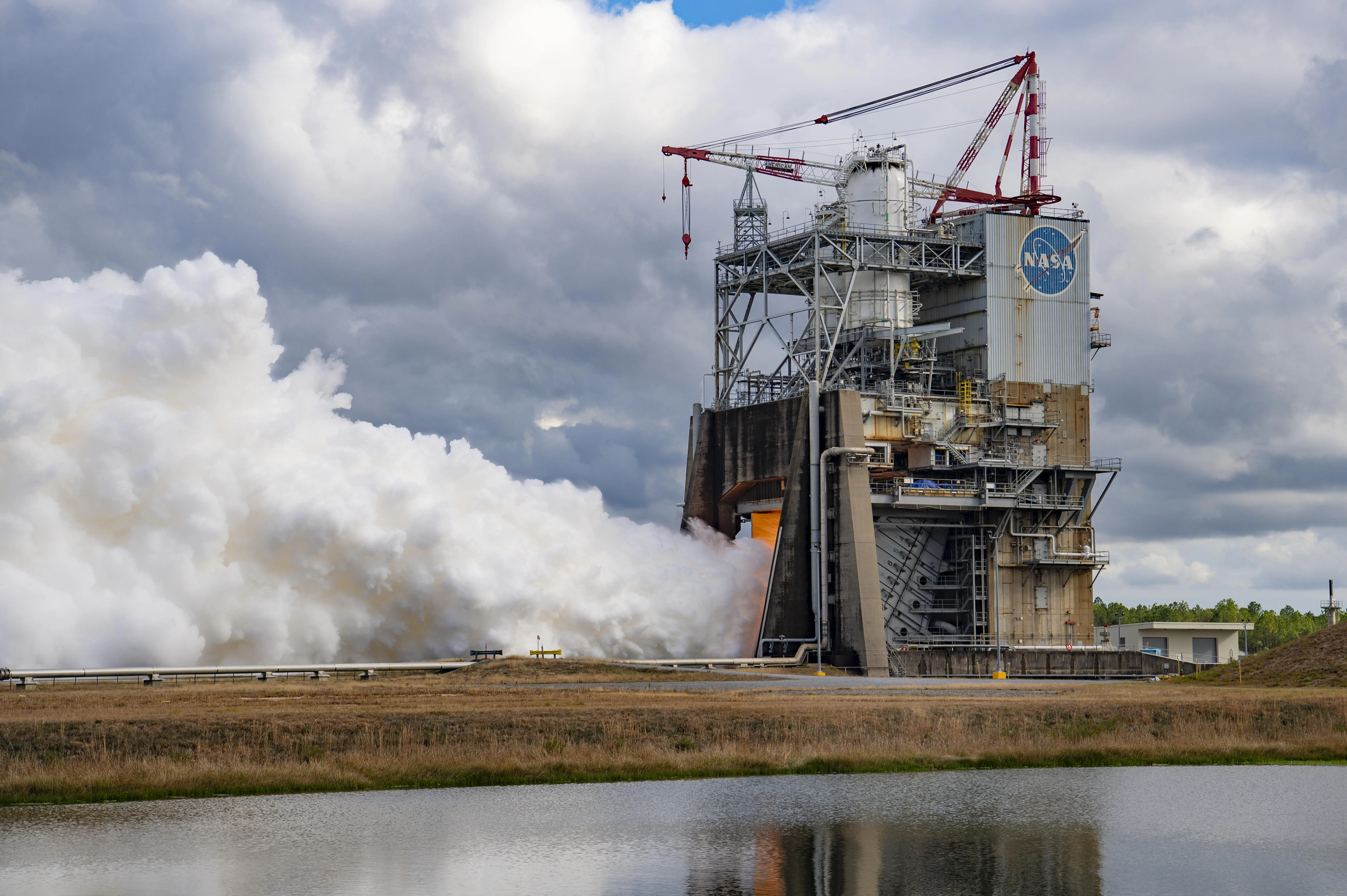 NASA Conducts Hot Fire of RS-25 Engine