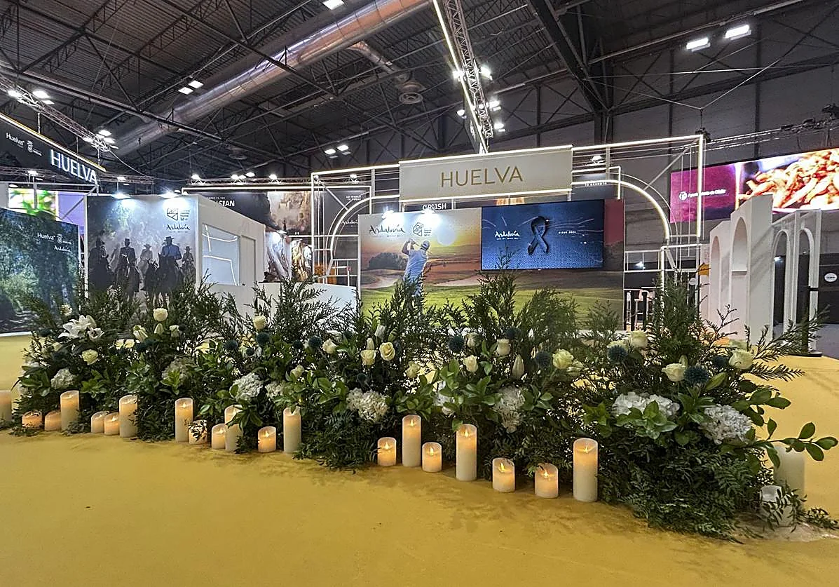 Flores, velas, luto y el hombre que nunca existió en el stand de Fitur