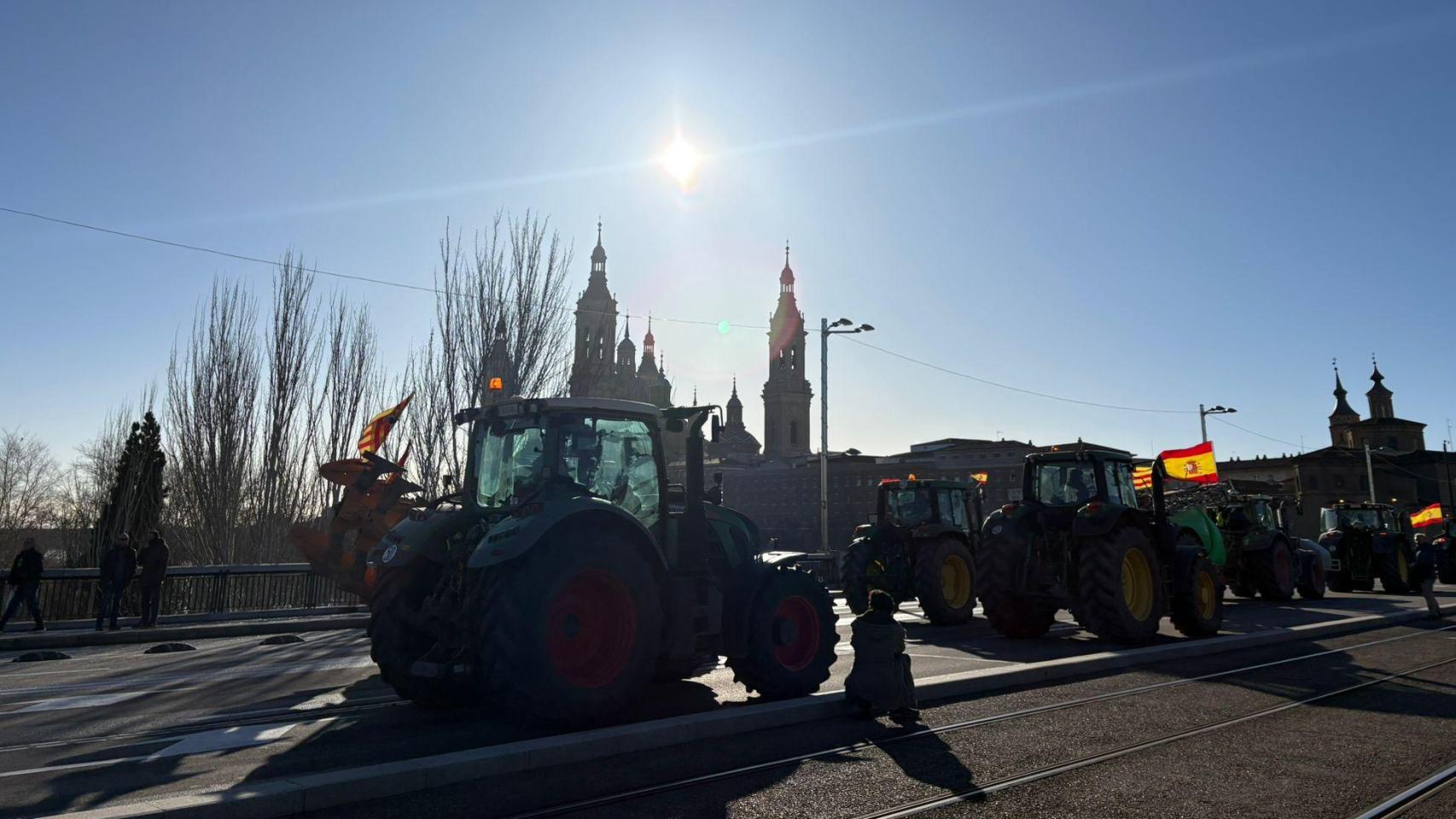 Cientos de tractores se plantan en el centro de Zaragoza contra el Mercosur: "Solo pedimos que nos dejen trabajar"