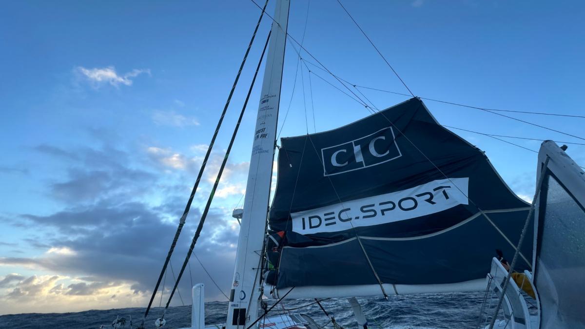 El barco de Támara Echegoyen pierde su vela mayor en la recta final de la vuelta al mundo