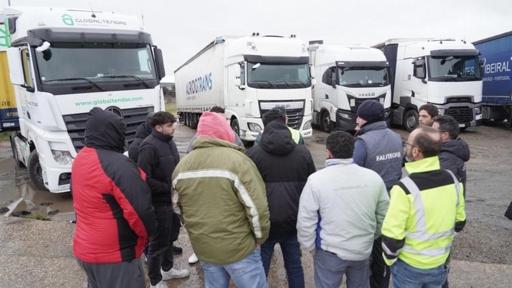 La DGT levanta las restricciones para los vehículos pesados embolsados en León tras las quejas de los camioneros