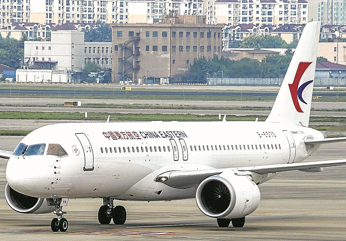 A bordo del avión chino que compite con Airbus y Boeing