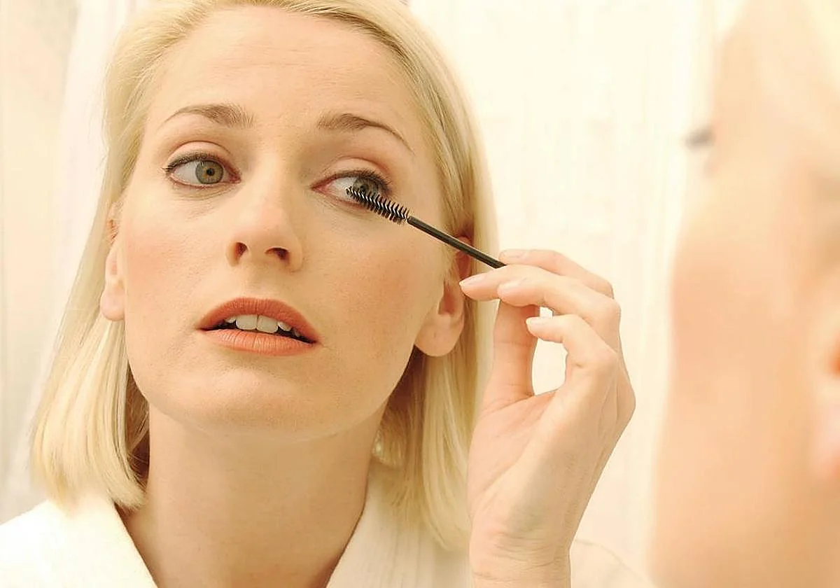 Retiran un maquillaje de ojos por tener un colorante prohibido