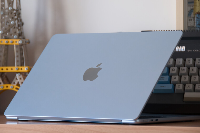 El MacBook Air tiene un buen descuento después del Black Friday: llévatelo con 512 GB y 350 euros de descuento