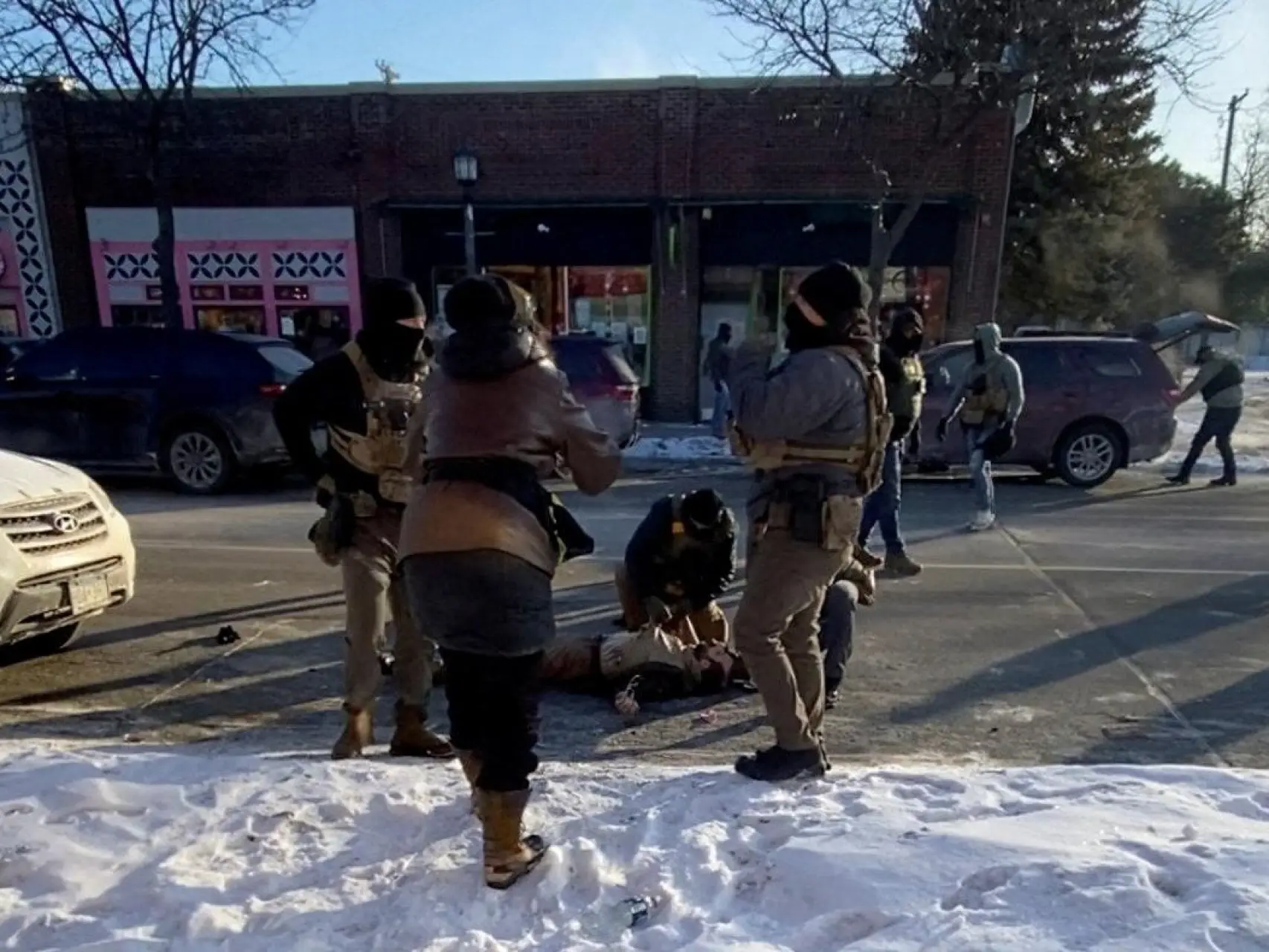 La policía migratoria de Trump mata a tiros a un hombre en Minneápolis, en imágenes