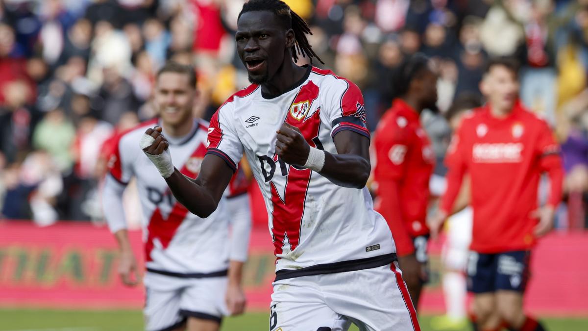 Estalla la polémica en el Rayo Vallecano con Pathe Ciss y su 'retuit': "Vaya club de mierda"
