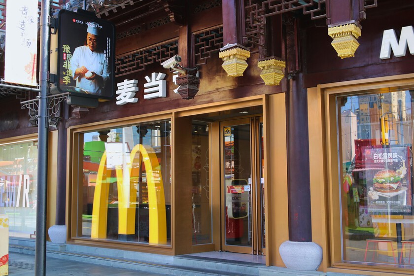 En China, los locales de McDonald's están experimentando con la realidad del futuro: mesas para una sola persona