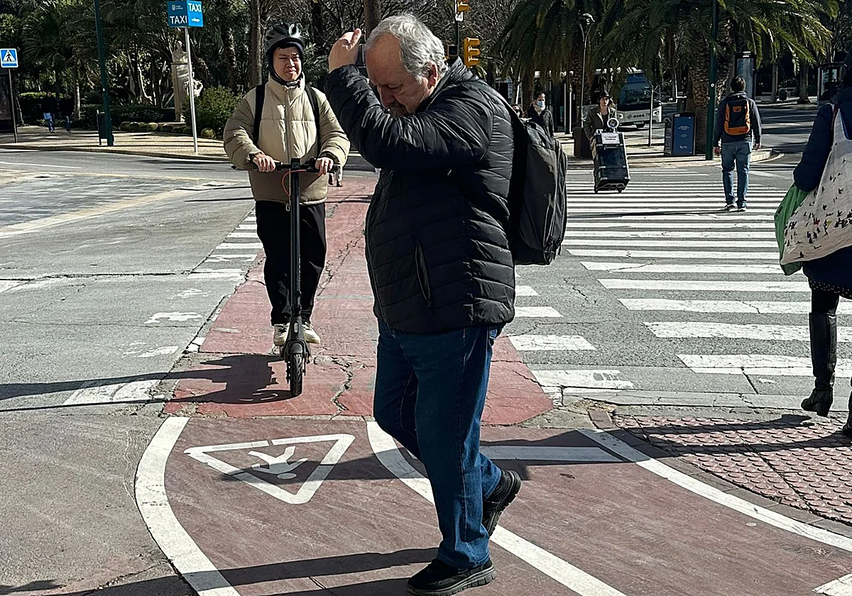 El carril bici de la Plaza de la Marina sigue generando caos