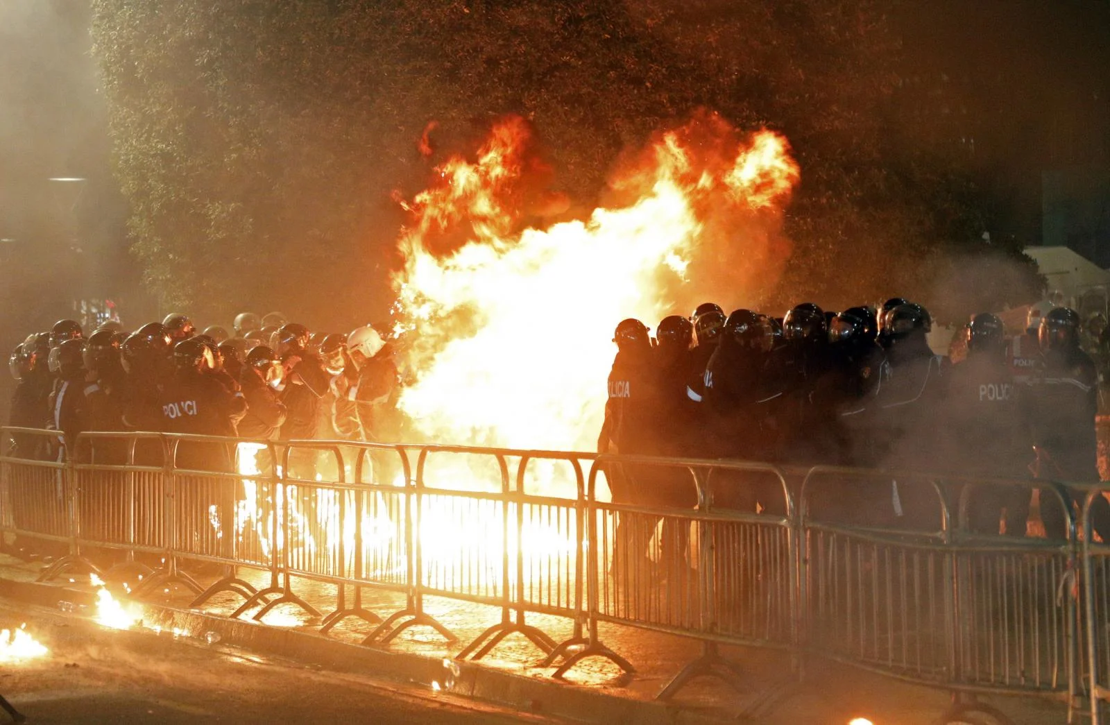 Las calles de Tirana arden contra el Gobierno de Albania