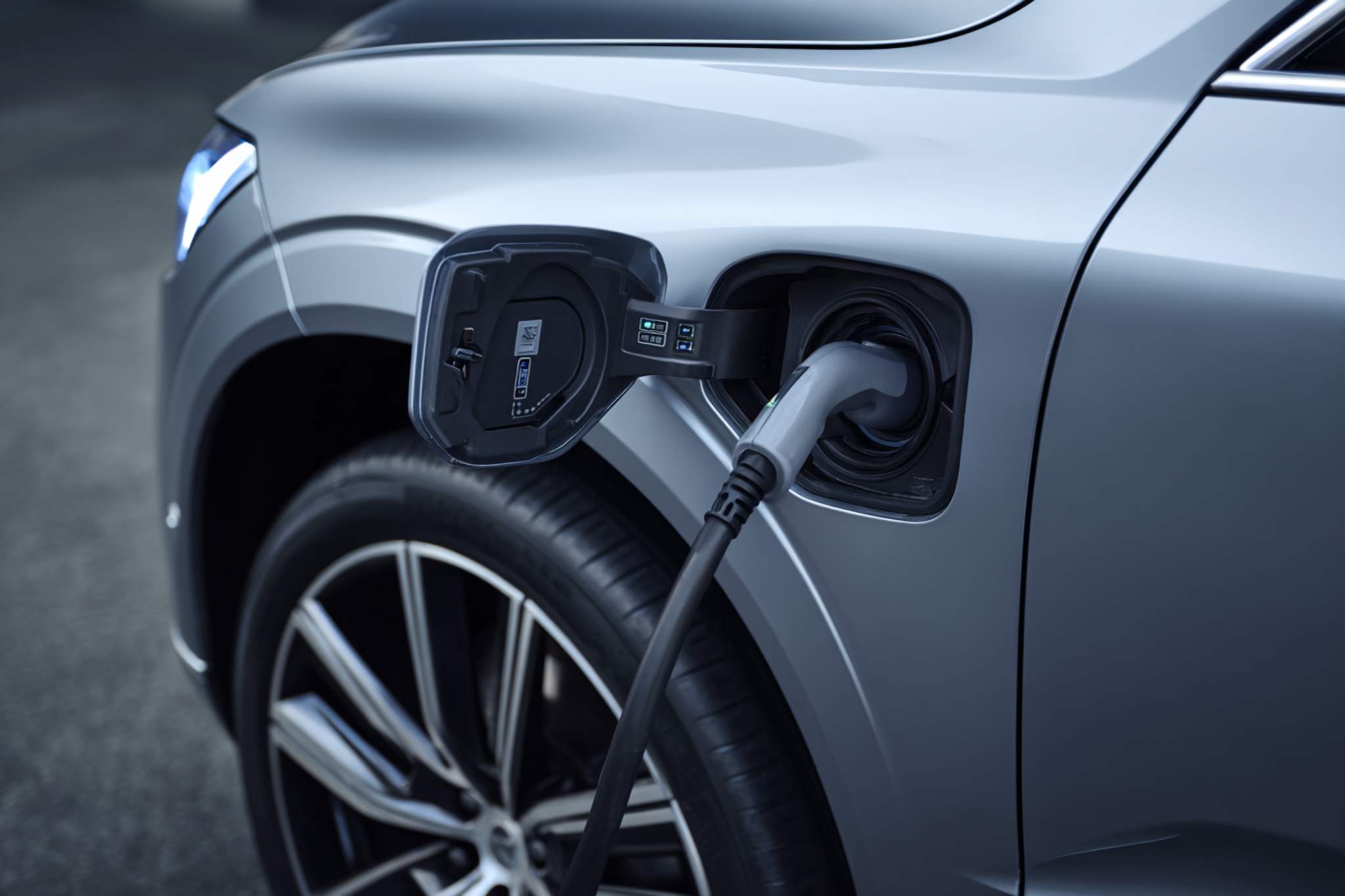 España se engancha a los coches híbridos enchufables