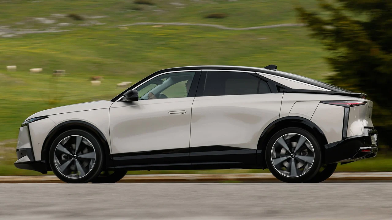 750 km de autonomía, tamaño XXL y 6.700 € de rebaja, el eléctrico que deja en evidencia a Tesla