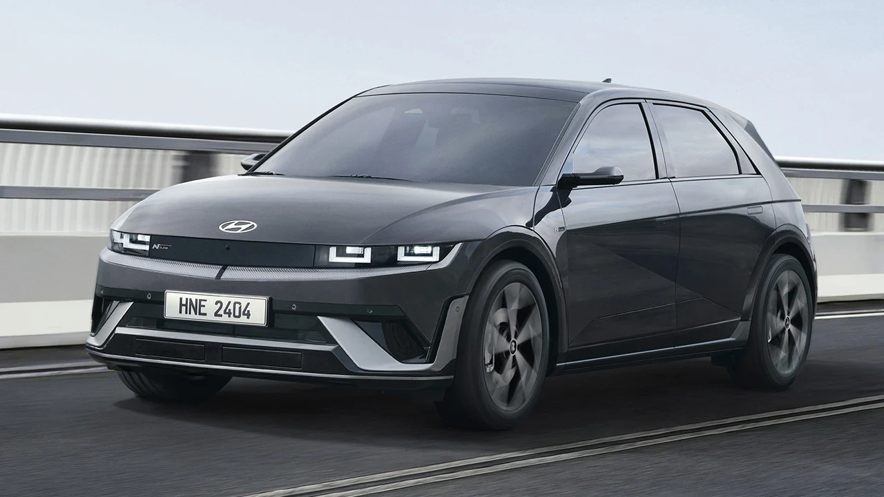 El Hyundai IONIQ 5 con más autonomía y equipamiento baja 9.900 € poniendo a BYD contra las cuerdas