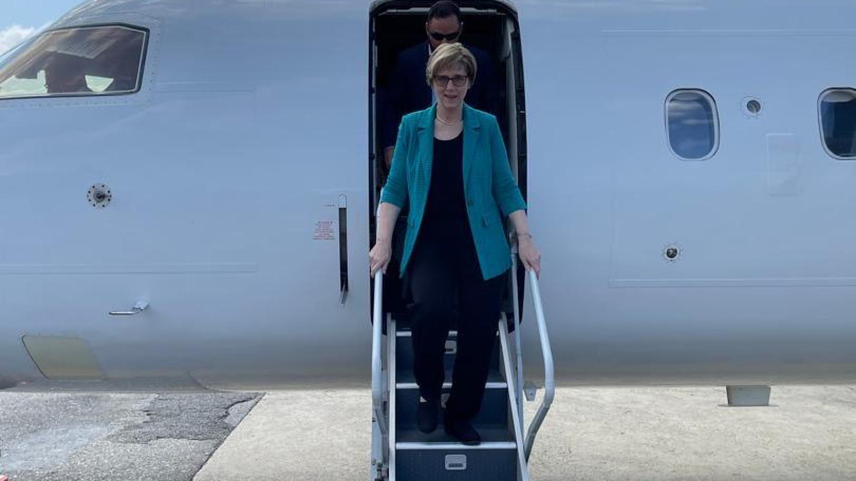 La embajadora Laura Dogu llega a Caracas para reabrir la misión diplomática de Estados Unidos en Venezuela tras siete años