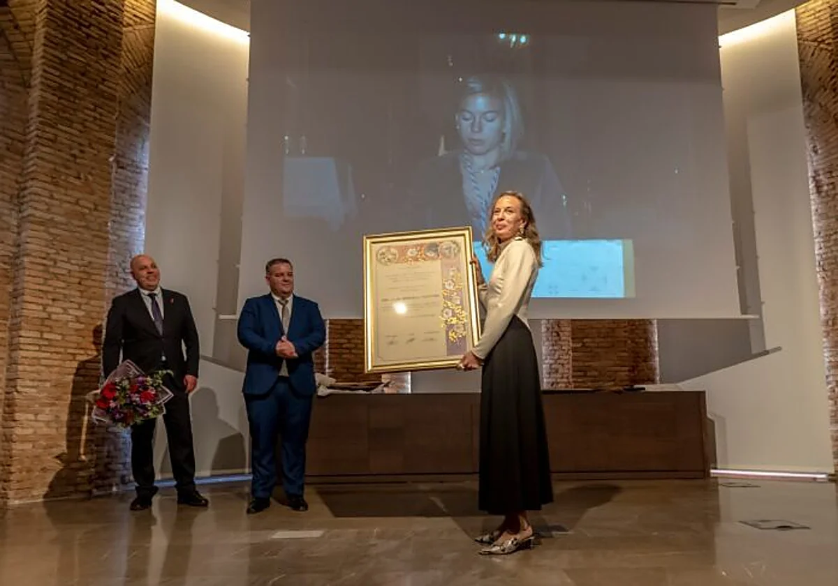 La Archicofradía de la Sangre entrega su medalla de oro a Laura Berrocal