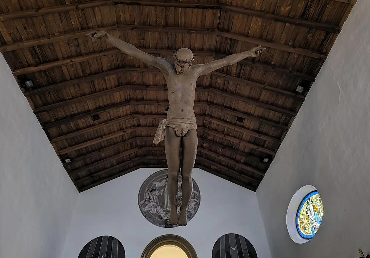 El Cristo que 'vuela' sobre los fieles en un templo de la Axarquía