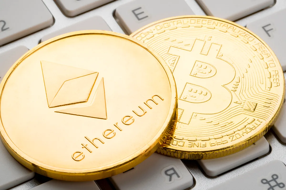 Bitcoin y ethereum agravan su caída y rozan mínimos de un año